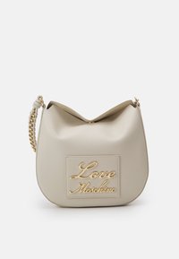 Bolso de imitación de cuero beige con forma curveada, que presenta un logo en tono dorado "Love Moschino", una correa trenzada y una textura suave.