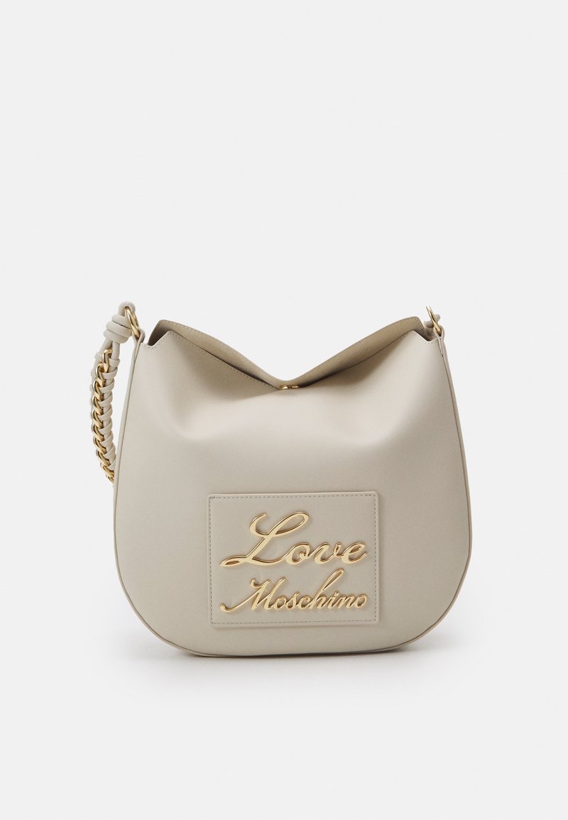 Bolso de imitación de cuero beige con forma curveada, que presenta un logo en tono dorado "Love Moschino", una correa trenzada y una textura suave.