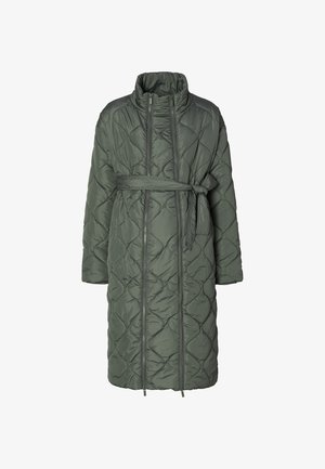 Quiltet olivengrøn lang frakke med høj krave, skjult lynlås og et matchende stofbælte. Har et struktureret diamantmønster.