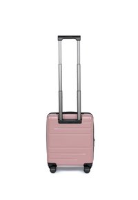 Valigia rigida rosa con superficie texturizzata, manico nero retrattile e quattro ruote nere per una facile mobilità.
