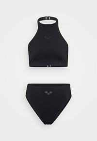 Fekete bikini szett, amelynek főbb elemei egy nyakba akasztható top, csattal záródik, és egy magas derekú alsó rész. Mindkét részen sima, matt felület és logó részlet található.