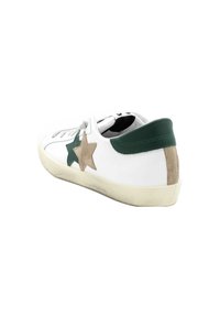 Sneakers bianchi in pelle con accenti a forma di stella verdi e beige, tacco testurizzato e suola in gomma con lieve usura. Lacci di colore contrastante.