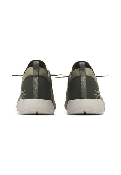 Scarpe atletiche verdi e grigie con un design aerodinamico, caratterizzate da un tallone texturizzato, punta arrotondata e una suola spessa di colore chiaro.