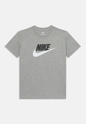 T-shirt grigia in cotone a maniche corte, con stampa del logo Nike in bianco e nero sul davanti. Design classico con collo a giro.