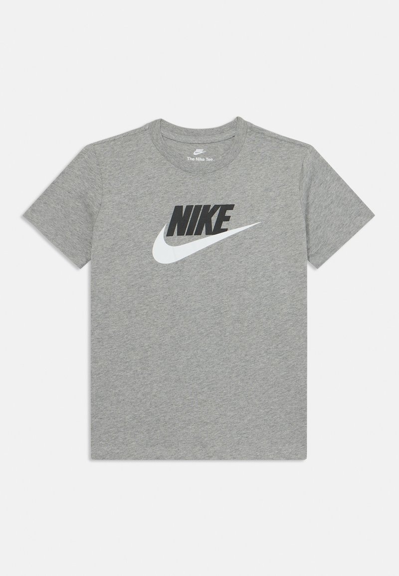 Pilkos spalvos medvilninė trumpa rankovė T-shirt marškiniai, su juodos ir baltos spalvos Nike logotipo spauda priekyje. Klasikinis apvalus kaklas.
