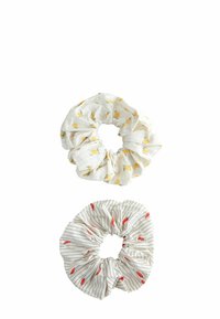 Divi audumi scrunchies: augšējais ir balts ar dzeltenu augļu rakstu, apakšējais ir balts ar melniem svītrām un sarkanām asaru formām. Mīksta tekstūra.