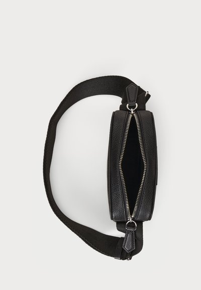Geantă de umăr din piele neagră, cu o suprafață texturată, cu două fermoare și o curea din material ajustabilă, lată. Partea superioară deschisă arată cotorul interior.