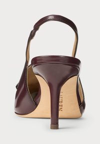 Burgundské lakované sandále na vysokom opätku s otvoreným zadným dielom, štíhlym ihlovým opätkom a výrezmi po stranách.