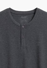 Ciemnoszary t-shirt henley wykonany z miękkiej tkaniny, z okrągłym dekoltem, trzema guzikami i małym logo po lewej stronie.