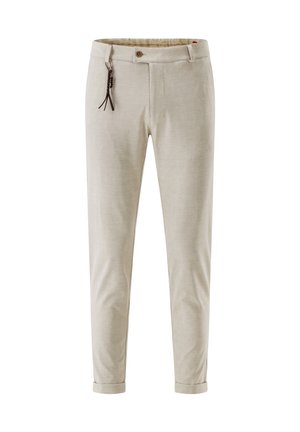 Beige Slim-Fit-Hosen mit umgeschlagenen Säumen, Knopfverschluss, Gürtelschlaufen und einem braunen geflochtenen Leder-Schlüsselanhänger, der an der rechten Seite befestigt ist.