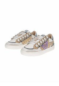 Sneaker con tomaia in pelle crema, dettagli in suede beige maculato, borchie argentate e decorazioni in glitter viola. Suola testurizzata e lacci a righe.