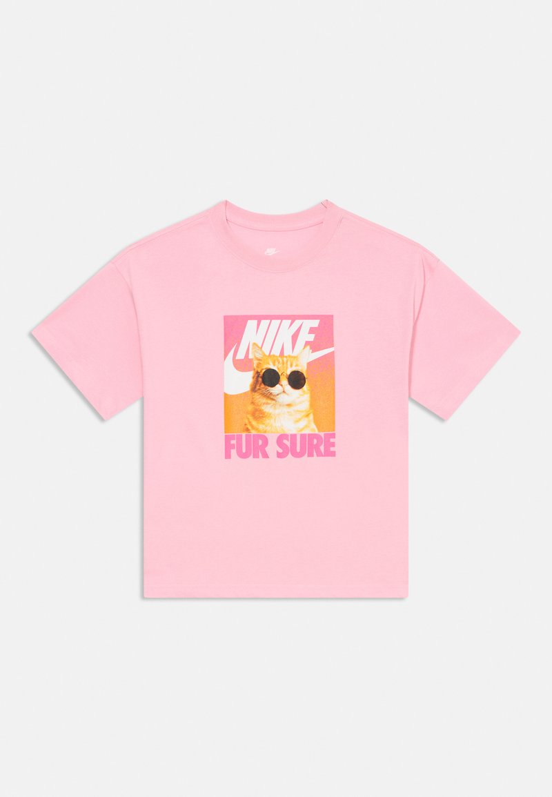 Rozā īsām piedurknēm T-kreklu ar grafiku, kurā attēlots oranžs kaķis ar apaļām saulesbrillēm, Nike logo un uzraksts "FUR SURE" priekšpusē.