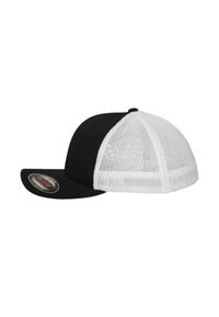 Zwart-witte truckerpet met een volledig zwarte voorkant en een witte mesh achterkant. Gebogen rand met textiel en een verstelbare drukknoopsluiting.