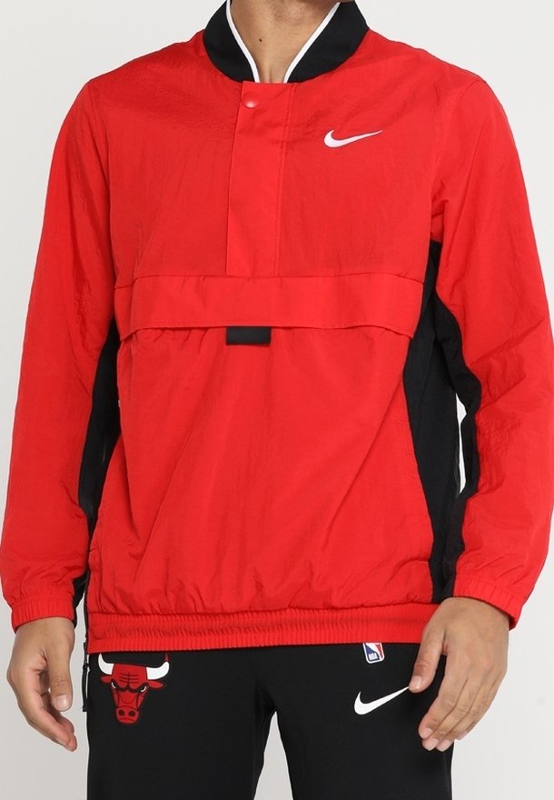 Giacca Nike rossa e nera, in nylon leggero, con tasca anteriore con zip, colletto alto, polsini ed orlo elastici, con logo sul petto.