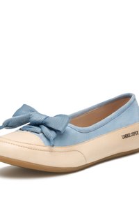 Scarpa in suede blu chiaro e pelle beige con un grande fiocco sulla punta, forma arrotondata, suola in gomma e marchio "CANDICE COOPER" sul lato.