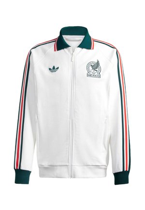 Chaqueta blanca con cremallera, con rayas verdes y rojas en las mangas, cuello y puños verdes, logo de fútbol de México y logo de Adidas en el pecho.