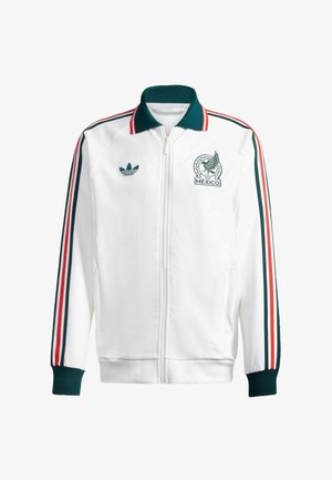 Chaqueta blanca con cremallera, con rayas verdes y rojas en las mangas, cuello y puños verdes, logo de fútbol de México y logo de Adidas en el pecho.