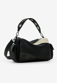 Borsa a pieghe nera con dettagli in rilievo e una accentuazione crema. Presenta una tracolla removibile con hardware metallico e superfici testurizzate.