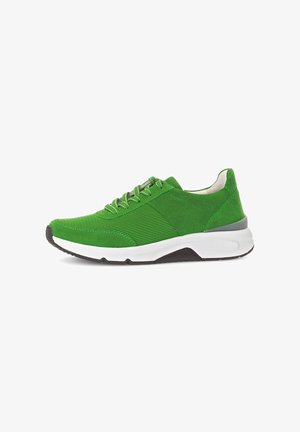 Grüner Wildleder- und Mesh-Sneaker mit silbernen Schnürsenkeln, einer dicken weißen Sohle und schwarzem Profil an der Unterseite für Stabilität.