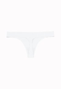 Thong blanc en tissu lisse, présentant un design minimaliste avec une large bande et une découpe avant en forme de U pour un ajustement seamless.