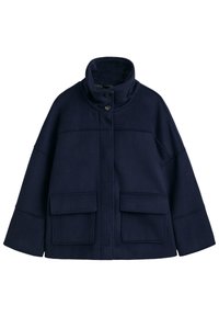Cappotto di lana blu navy con colletto alto, due tasche frontali e design squadrato. Bottoni al collo aggiungono un dettaglio funzionale.