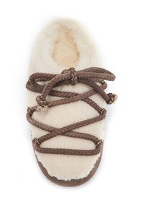 Crème-kleurige slipper met een vachtachtige textuur, bruine gevlochten veters en metalen oogjes. Heeft een afgeronde vorm en een zachte binnenvoering.