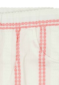 Tissu blanc avec des accents tissés roses, comportant des rayures verticales et un motif texturé. Comprend une petite poche sur le côté.