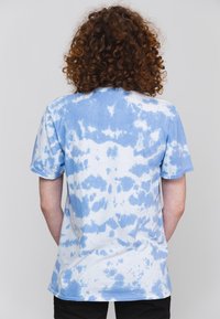 Paradiso Clothing YUNGBLUD FACE DIP DYE - Print T-shirt - blue