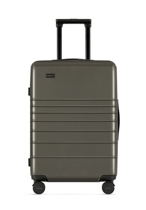 Hartschalenkoffer mit einer strukturierten, dunkeloliven Oberfläche, vertikal geripptem Design, ausziehbarem schwarzen Griff und vier schwenkbaren Rädern für Mobilität.
