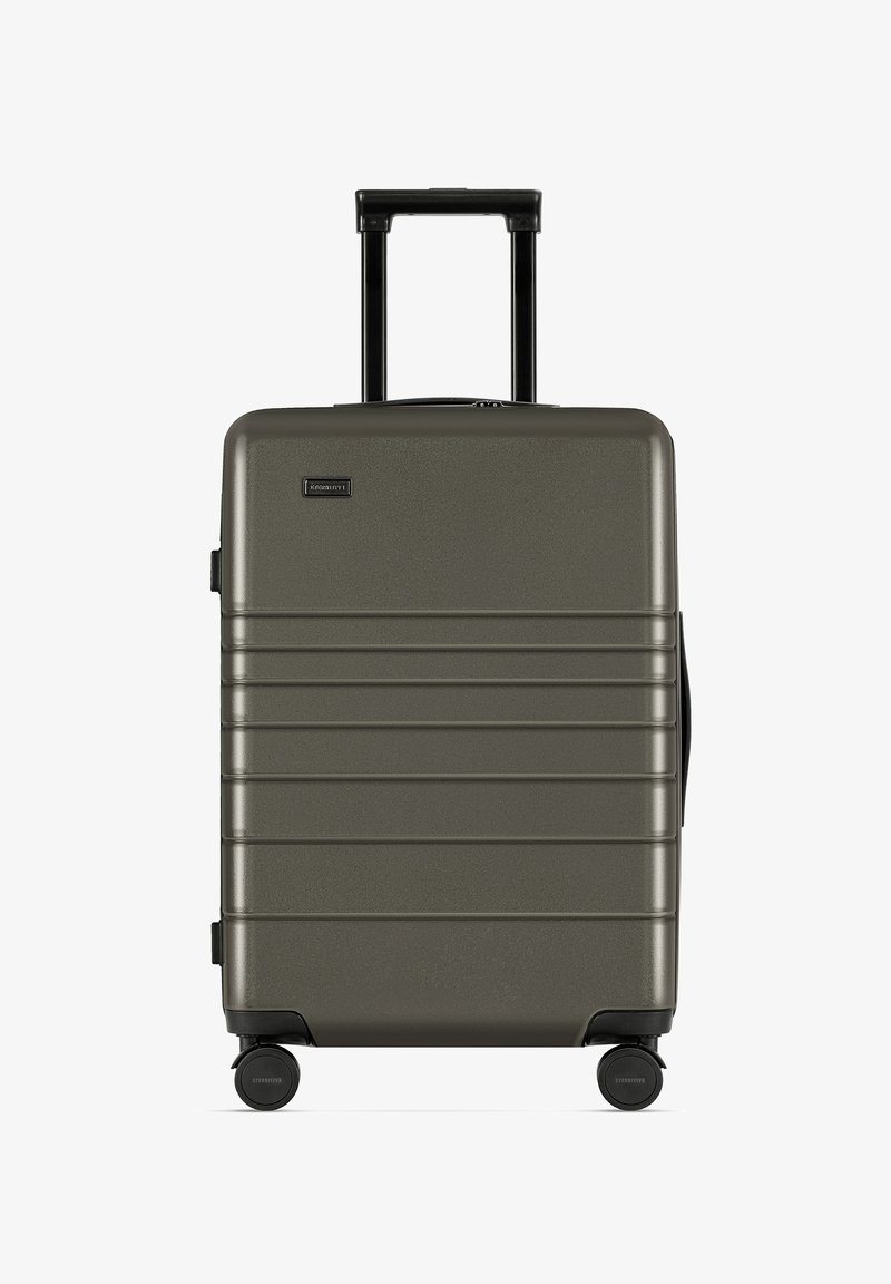 Hartschalenkoffer mit einer strukturierten, dunkeloliven Oberfläche, vertikal geripptem Design, ausziehbarem schwarzen Griff und vier schwenkbaren Rädern für Mobilität.