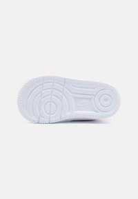 Nike Sportswear FORCE 1 LOW EASYON - Sneakers basse - white/laser fuchsia