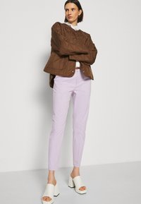 b.young DAYS CIGARET PANTS - Chinos tipa bikses - orchid bloom