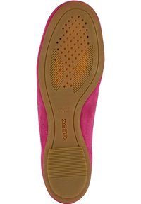 Suola della scarpa GEOX con tomaia in suede rosa. Presenta una suola esterna in gomma marrone con perforazioni e strisce testurizzate per aderenza e traspirabilità.