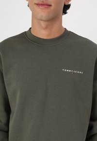 Tommy Jeans LINEAR CREW  - Sportinis megztinis - fatigue green