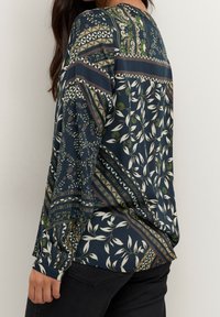 Langærmet skjorte i mørk navy med et blomster- og geometrisk mønster, glat stof og en afslappet pasform med manchetter.