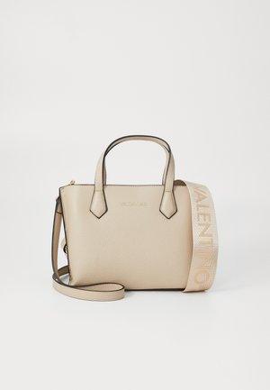 Beige Valentino handtas met twee handvatten, een lange riem en een brede afneembare schouderriem met het merk "VALENTINO".