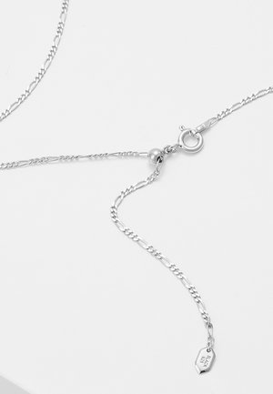 Hopeinen ketjukoru, jossa on kevytlenkkilukko ja pieni merkintä "925" valkoisella taustalla.