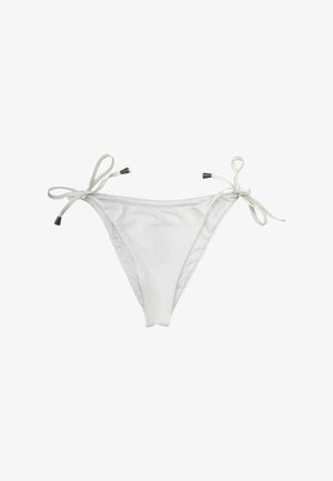 Slip bikini bianco con laccetti laterali e punte nere, mostrato su uno sfondo bianco semplice.