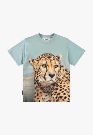 Lyseblå T-shirt med korte ærmer med et stort, detaljeret tryk af en gepards ansigt og overkrop på forsiden.