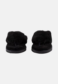 Zwarte donzige slippers met een open teen ontwerp, voorzien van een zachte textuur en een platte rubberen zool. De bovenkant heeft een pluizige, gezellige uitstraling.