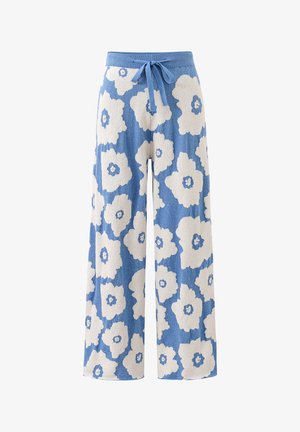 Blauwe wijde broek met grote witte bloemenpatronen en een trekkoord in de taille, gebreide stof, casual stijl.