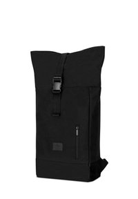 Svart ryggsäck med rulltoppdesign, tillverkad av tyg, med en framfick med dragkedja, justerbar rem och en strukturerad yta.