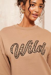 Friends Like These CREW NECK SLOGAN - Mikina - camel