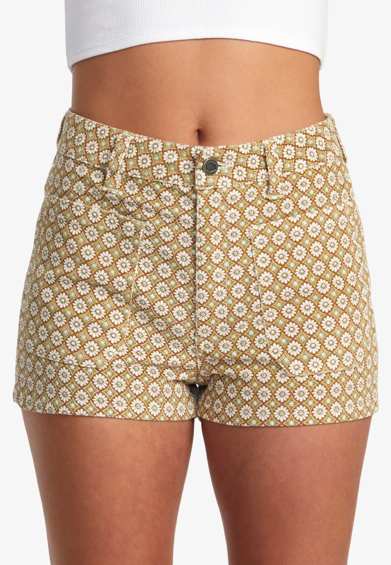 Muster-Shorts in Gelb und Weiß mit floralen Motiven. Verfügt über ein tailliertes Design, Fronttaschen und einen Metallknopfverschluss.