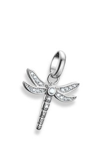 Ciondolo a forma di libellula realizzato in argento, con un corpo e ali testurizzati ornati da cristalli trasparenti, che mettono in risalto i dettagli intricati.
