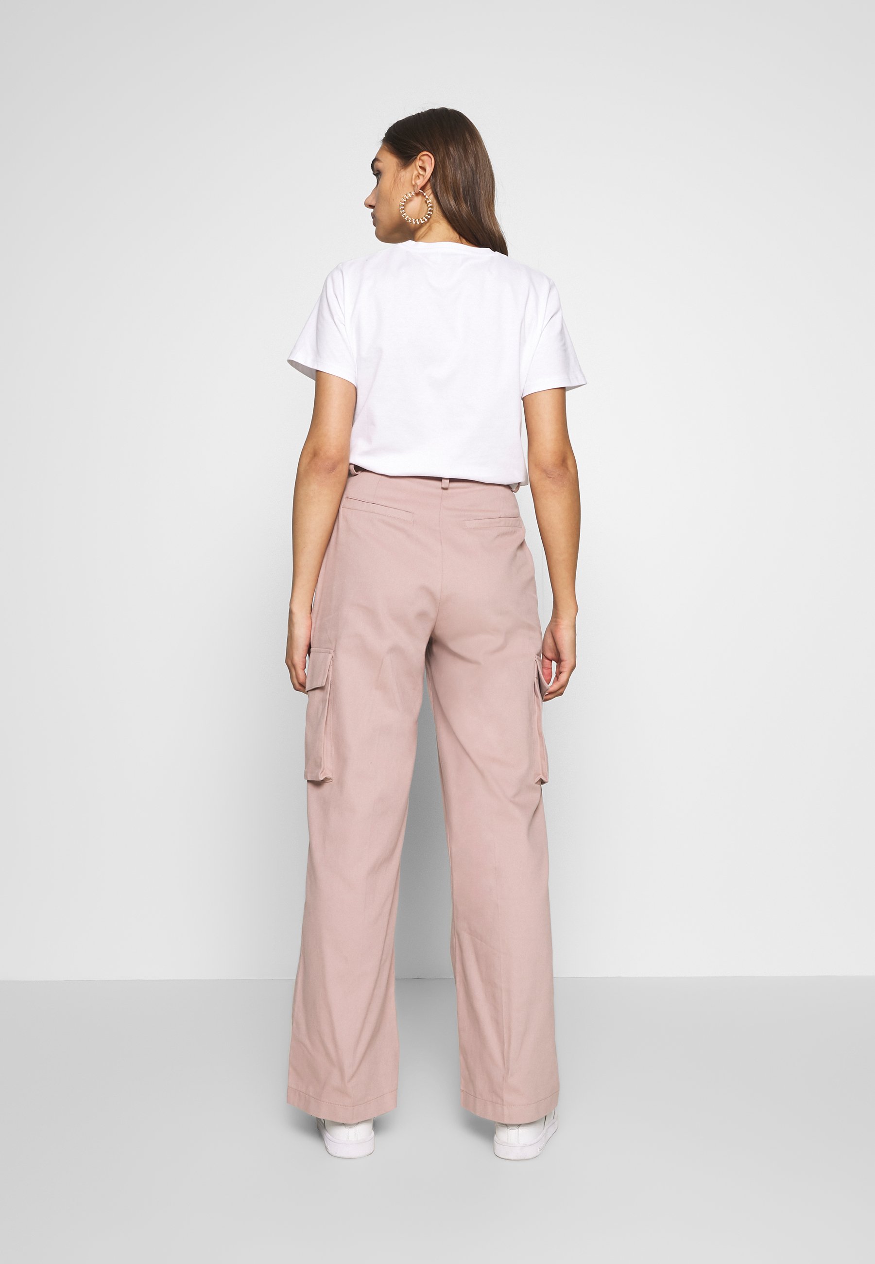 NA KD Misslisibell x NA KD Bukse pale mauve Zalando.no NA-KD Misslisibell x NA-KD - Bukse - black