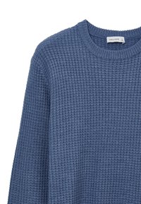 Maglione blu lavorato a maglia con texture a coste, scollatura rotonda e maniche lunghe. L'etichetta mostra "CALLIOPE" con taglia "L".