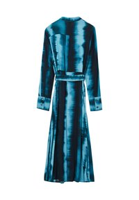 Abito lungo a maniche, blu e nero con motivo tie-dye, dotato di cintura, polsini con bottoni, dettaglio plissettato sulla schiena e colletto, esposto su sfondo bianco.