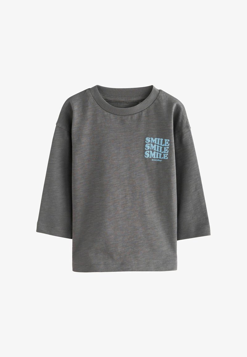 Chemise à manches longues gris foncé avec texte bleu "SMILE SMILE SMILE Everyday" sur la poitrine gauche, col rond et coupe ample.