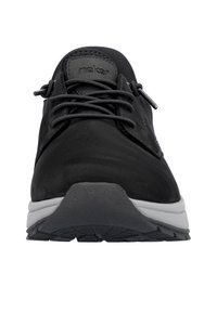 Chaussure de sport noire avec un empiècement lisse, un bout rond et une semelle grise. Présente des lacets monochromatiques et un logo minimal sur la languette.